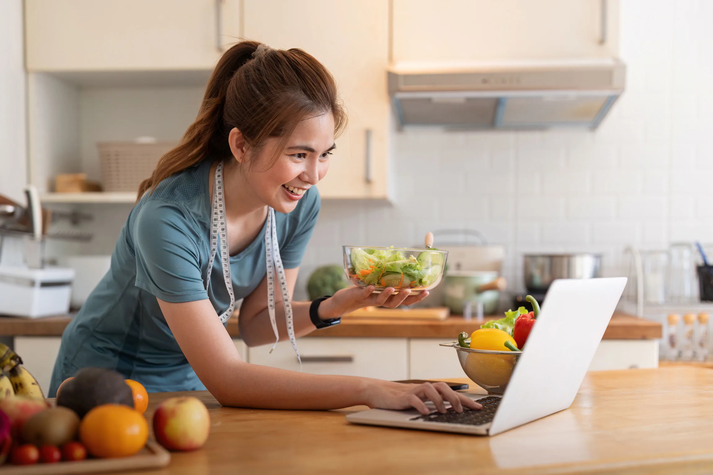 young-woman-eat-healthy-food-sitting-in-the-kitche-2025-01-10-12-43-47-utc2.webp