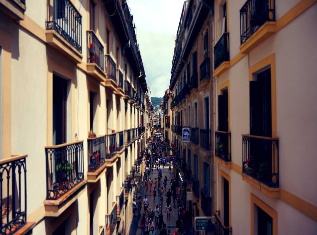 How the Story Exploded Online: Reactions and Debates